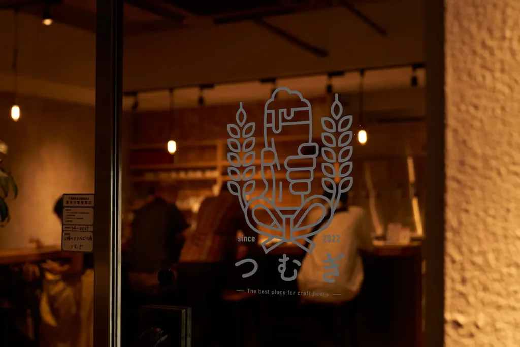 ２階のクラフトビール屋 つむぎの店内またはビールの写真