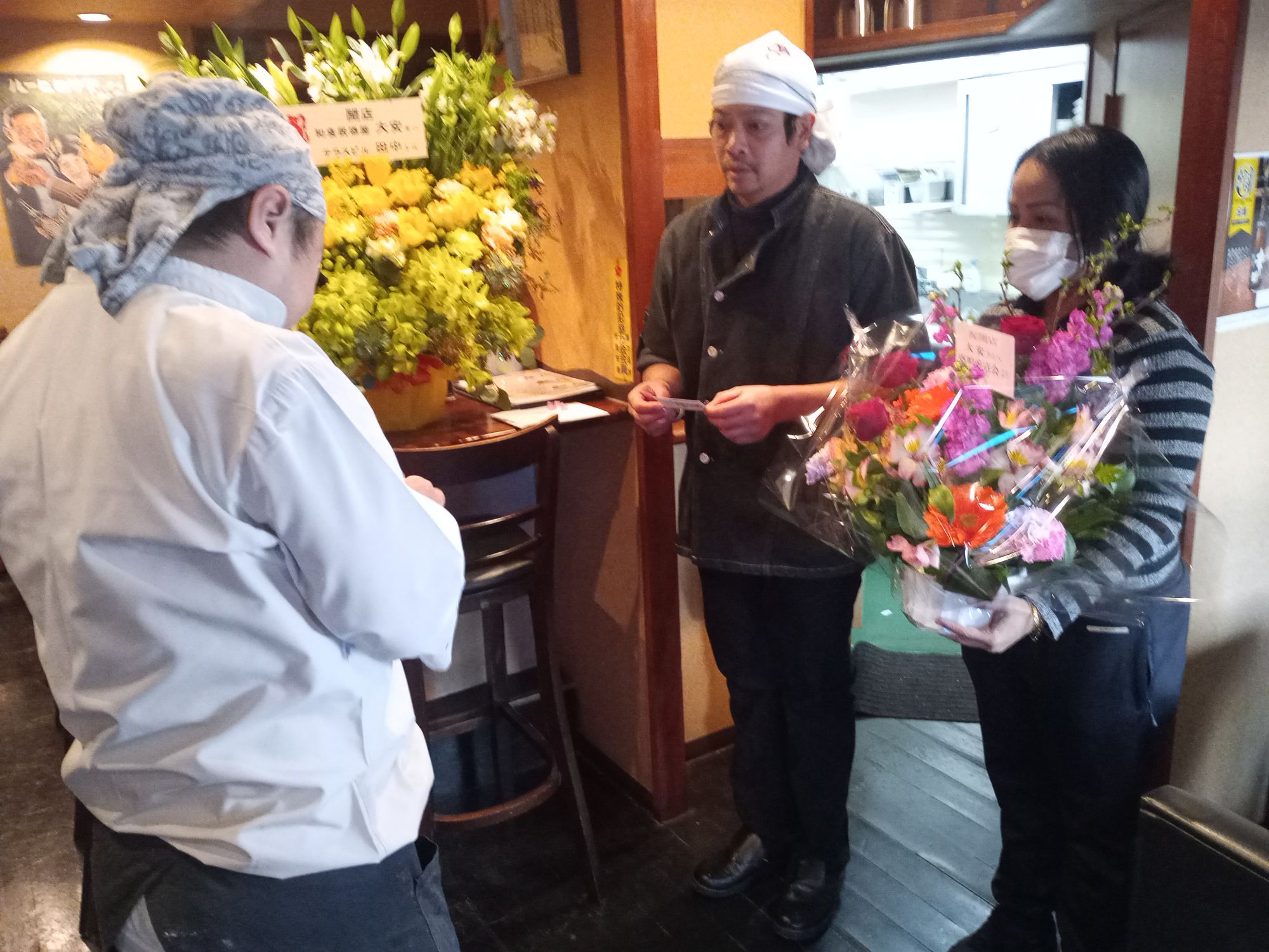 南柏 大安オープン記念 商店会長より記念品贈呈