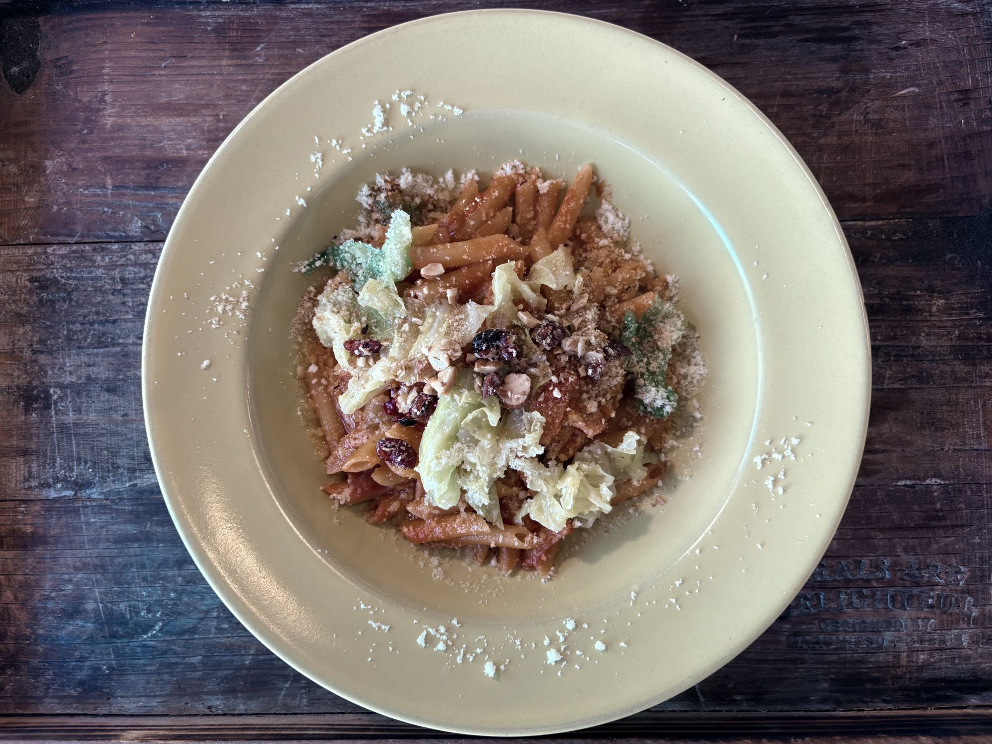 ベーコンと春キャベツのトマトソースペンネ食べるスパイスがけ